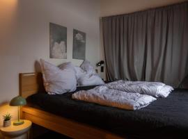Hostel oder Ferienwohnung 1-16 Personen im BLAUEN HAUS，位于费马恩的带热水浴缸的酒店