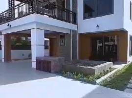 Sakumono Celebrity Golf Apartment，位于Trofwi的带停车场的酒店