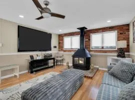 Relaxed Ocean Gate Shore Getaway 3BR with Sofa Bed Fireplace and Parking