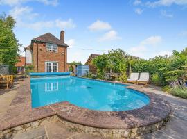 Swallow - Uk50155，位于法弗舍姆的酒店