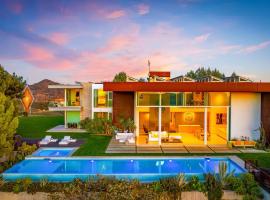 Malibu Art Haven - Pool, Hot Tub & Guest House，位于马里布的酒店