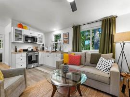 Creekside Escape A Designer Tiny House Minutes From Town，位于塞奎姆的酒店