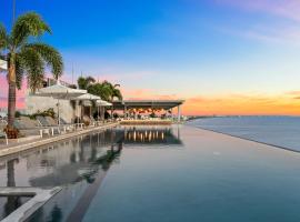 Panarea Beachfront Living - Pools Spa Gym & Luxury Amenities，位于布塞里亚斯的酒店