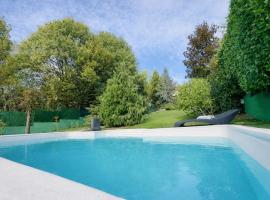 Private Pool Villa - One Group Only - Full Privacy - Garden & BBQ，位于贝尔格莱德的酒店