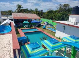 Suites Roka，位于特科卢特拉的酒店