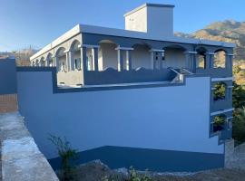 Djabraba's Triplex，位于Vila Nova Sintra的酒店