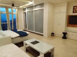 Hotel Haya Palace View King And Restaurant - Parking - Gym Facility With Mountain View Room In Bhimtal，位于博瓦利的酒店