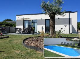 Gîtes Rozanna avec accès Piscine et SPA JACUZZI，位于Saint-Jean-de-la-Rivière的酒店