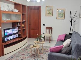 "Da Carla e Sandro"- Appartamento con parcheggio privato，位于夸尔图丘的酒店