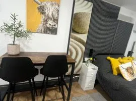 Byrons Den self contained town centre annexe