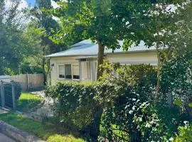 Large Family Cottage - Walk to Town