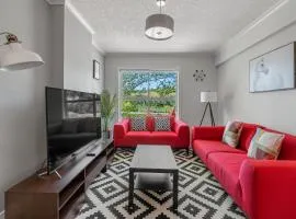 Vibrant Stylish, Cozy Waterfront Downtown