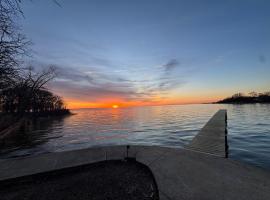 Private Lakefront, Fishing, Dock, Wildlife, Sunset，位于Point的酒店
