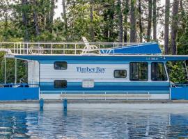 Stylish Classic Bunk House - Floating Boat - Fast Wi-Fi HB05，位于Babbitt的酒店