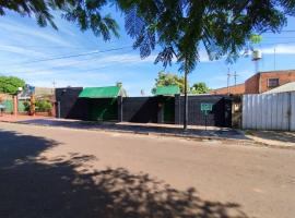 C&aacute;psula 127，位于伊瓜苏港的带泳池的酒店