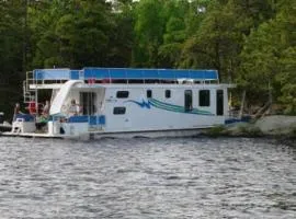 Spacious Floating Mansion - House Boat - Largest Floating Lodge - Sleeps 12 - Fast Wi-Fi HB06