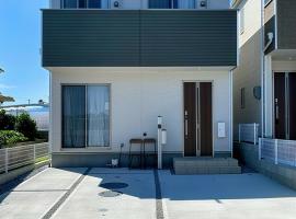 海に近い田舎にある新築家の丹霞阁，位于糸满的酒店