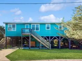 FO10 Island home with a shared pool, open layout, balcony, & AC - dog-friendly