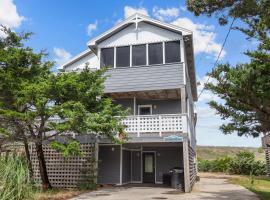 Dream Oceanfront Getaway with Private Hot Tub, Full Kitchen, and WIFI | 5BR，位于Waves的酒店