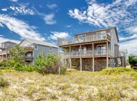 Oceanfront house w/private hot tub, balcony, washer/dryer, WiFi, central AC，位于Waves的酒店