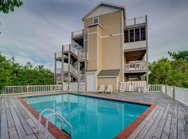 Beach home overlooking the ocean with pool, hot tub, sauna, & balcony，位于Waves的酒店