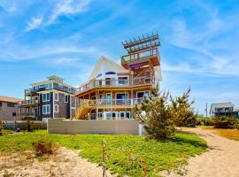 Oceanfront, dog-friendly house with private hot tub, pool, AC, & lovely views，位于Waves的酒店