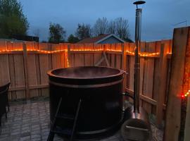 Shelterliv med luksus, n&aelig;rv&aelig;r og vildmarksbad，位于Flemming的豪华帐篷营地