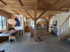 Black Cockatoo Lodge close to Bern and Thun，位于Oberdiessbach的酒店