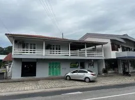 Casa com churrasqueira e ar para até 8 pessoas