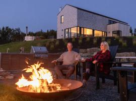 Birch - Luxury Oceanview Cottage with Hot Tub & Private Beach Access near Cabot Trail，位于Chimney Corner的酒店