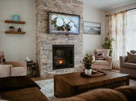 3 Bedroom Modern Muskoka Retreat with King Bed and Hot Tub，位于Dwight的酒店