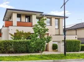 Spacious 4BR Home Steps to Buses Westfield Doncaster