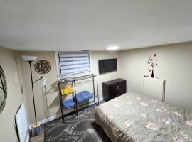 Bright Room in Walkout Basement，位于皮克灵的酒店