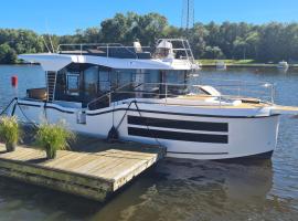 Luxury motor yacht with harbour view，位于马克内瑟的酒店