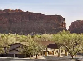 Slackline Moab, Outset Collection by Hilton
