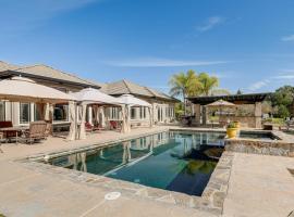 Pool, Peacocks & Views! Lavish Retreat in Gilroy，位于吉尔罗伊的酒店