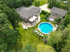 Hidden Oaks Resort Greenhouse Hot Tub Pool，位于Steinbach的酒店