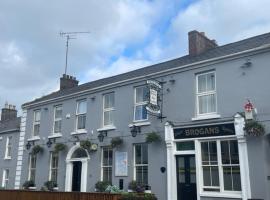 Brogans Bar & Hotel，位于特里姆的酒店