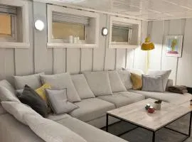 Newly renovated modern 4-room apartment - centrally located!