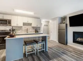 Newly Remodeled Top-floor Condo near Downtown Bend