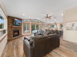 The Pine Getaway on 60 Acres with Hot Tub，位于Pine的酒店