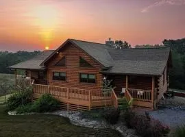 Luxury 4BR Log Cabin Near SIU & Wine Trail