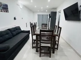 Departamento ESTRADA ideal para pasajeros en tránsito, viajes laborales o estadías cortas Ubicado en Ezeiza, a solo 20 minutos del Aeropuerto Internacional Ministro Pistarini, ofrece comodidad y practicidad para hasta 4 personas