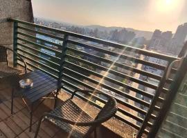 BLACK Rose樓中樓溫泉宿，位于礁溪的酒店