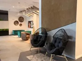 Exclusive Deluxe Queen Suite Luxury Boutique Building Downtown Hartford FREE PARKING