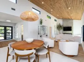 Villa Bayou- Modern Waterfront Home on Clam Bayou