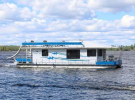 Luxury FlyBridge Houseboat - Captain Choice - Premium Wilderness Cruising - High Internet Speed - HB14，位于Babbitt的酒店
