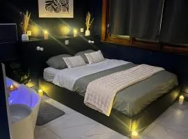 Blue love Room lit King & Baignoire