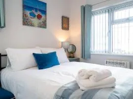 The Little Blue House by Sheppey Stays -Cosy 2BR Blue House - Near Docks with Parking & Garden - Ideal for Contractors & Families