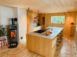 Idyllic Island House With Pool，位于Gällnö的酒店